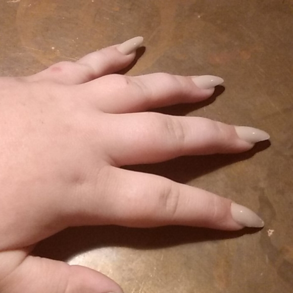 Glue on nails - Picture 2 of 2